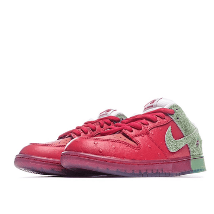 Men's SB Dunk Low Strawberry Cough Shoes