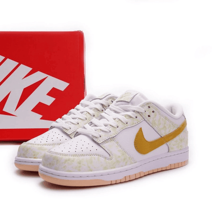 Men's SB Dunk Low Yellow Strike Shoes
